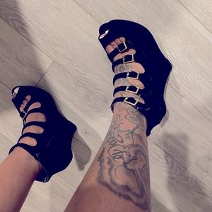 Shoe Dazzle black wedges